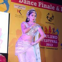 Sonali Kulkarni - Sonali Kulkarni perform on Lavani Dance at Mulund festival 2013 Photos | Picture 687728